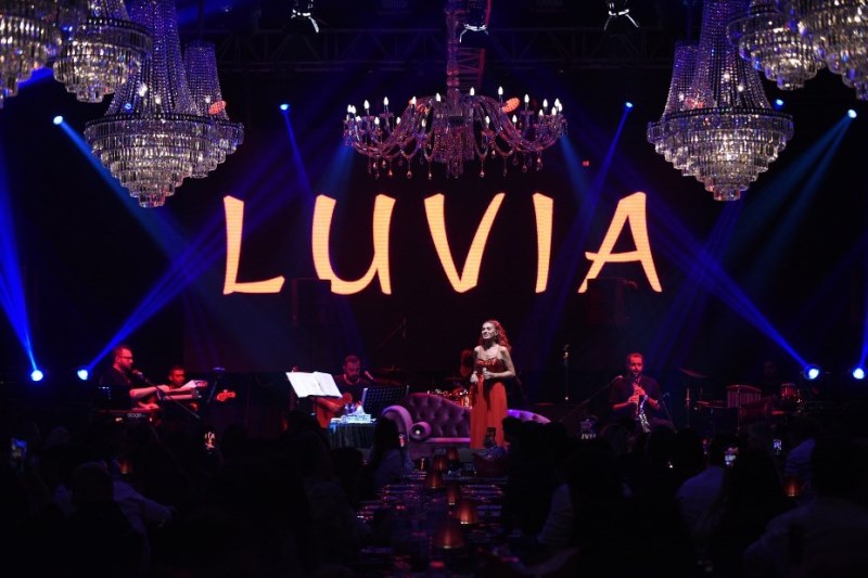 Yıldız Tilbe selfi rekoru kırdı
