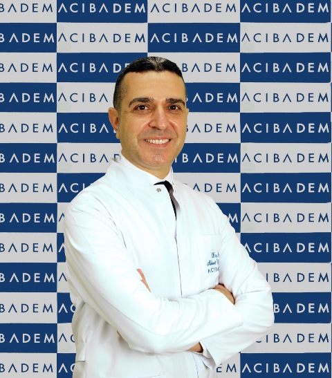 Sonraki kuşaklara geçişi engelliyor!  Özellikle evlilik ya da hamilelik öncesi genetik test yaptırmakta büyük fayda olduğunu, evlilik ya da hamilelik öncesinde mümkün olmazsa, hamilelik esnasında bazı hastalıkların mutlaka taranması gerektiğini vurgulayan Tıbbi Genetik Uzmanı Doç. Dr. Ahmet Yeşilyurt şöyle konuşuyor: “Bilinen bir genetik hastalığın, ailenin çocuklarına geçmemesi gebelik öncesi garanti altına alınabilmektedir. Gebelik esnasında başvuran çiftler için prenatal (gebelik esnasında) genetik test yapılarak bebeğin etkilenip etkilenmediği de tespit edilebilmektedir. Son yapılan bilimsel çalışmalarda; hemen herkesin en az 2 genetik hastalık için taşıyıcı olduğu ortaya konulduğu için akraba olsun ya da olmasın, her çiftin mümkünse gebelik planlamadan ya da en geç gebelik esnasında mutlaka bir Tıbbi Genetik uzmanına danışması oldukça önemlidir.”