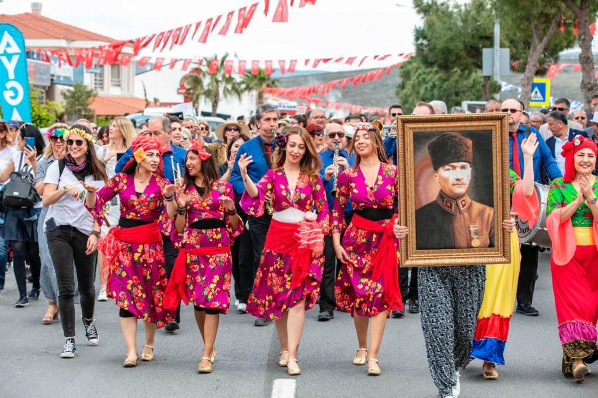 Lezzet ve eğlence severler Alaçatı Ot Festivali’nde buluştu