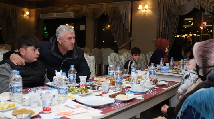 Yetimlerle buluştu