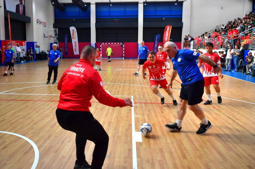 Başkan şampiyonlarla futsal oynadı