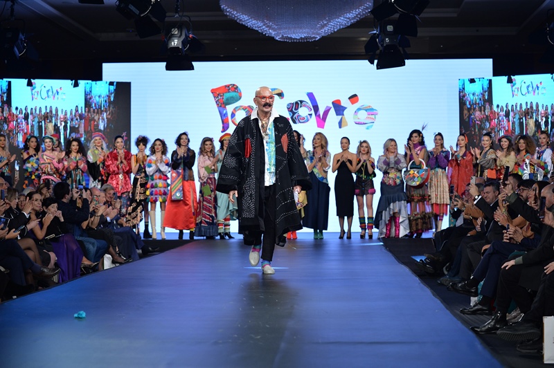 Moda dünyasındaki 50. yılını kutladı