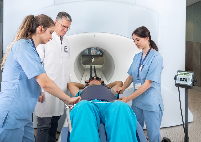 Acıbadem Maslak Hastanesi Radyasyon Onkolojisi Uzmanı Prof. Dr. Enis Özyar