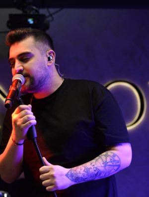 Yeni şarkısı ilk kez sahnede okudu