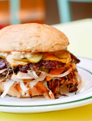 Vakkorama Cafe’den iki özel hamburger