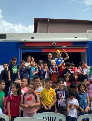 Depremzede çocuklar için sahne aldılar
