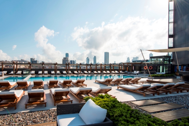 Hilton Bomonti’de havuz keyfi başlıyor