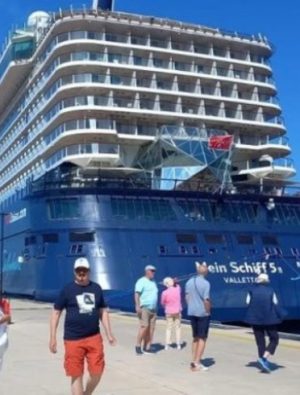 Dev gemi ile 2 bin 539 turist geldi