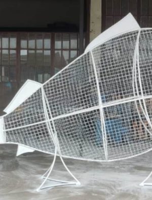 Pet şişelerden balık heykeli