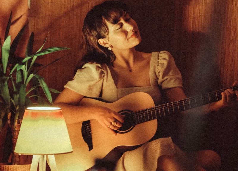 Ayça Özefe “akustik yansıma”