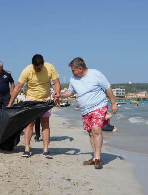 Çöpleri başkan topladı