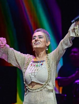 Sahnede peruğunu çıkarıp attı