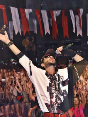 İsmail YK Şereflikoçhisar’ı coşturdu