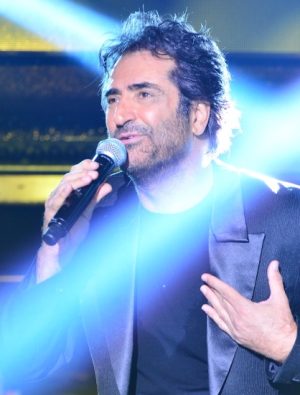 Sahnede hayat hikayesini anlattı