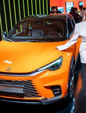 Hadise, Londra’da Lexus’un sanatsal otoparkında