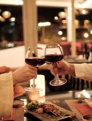 Bodrum Kale manzarasına karşı şarap tadımı