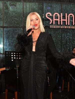 Yeni yıla 35 kiloluk kıyafetle girdi...