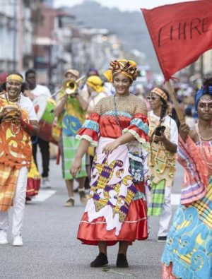 Gösterişli kostümler, enerjik müzik geçit töreni 