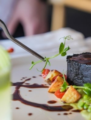 Akdeniz ve Anadolu mutfağının lezzetleri kalabalık masalarda