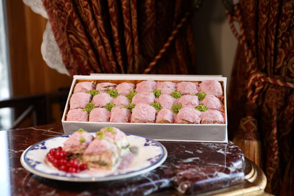 Çırağan Palace Kempinski İstanbul, geleneksel lezzetlerle hem ödüllü restoran Tuğra’da hem de evlerinizde Ramazan lezzetlerini tadabilmeniz için alternatifler sunuyor.