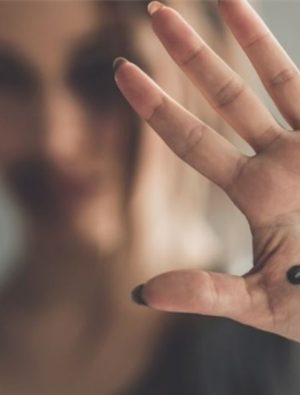 Kadınlar, kadınların %64’ü hayatın her alanında şiddete uğradığını, %67’si şiddetin cezası kaldığı görüşünde