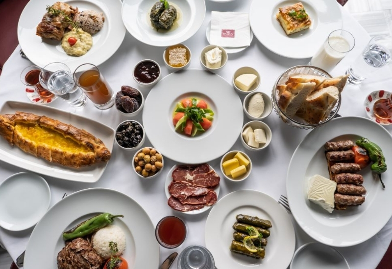 Osmanlı’nın vazgeçilmez lezzetleriyle dolu iftar sofraları…