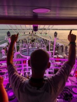 Eğlence denize iniyor