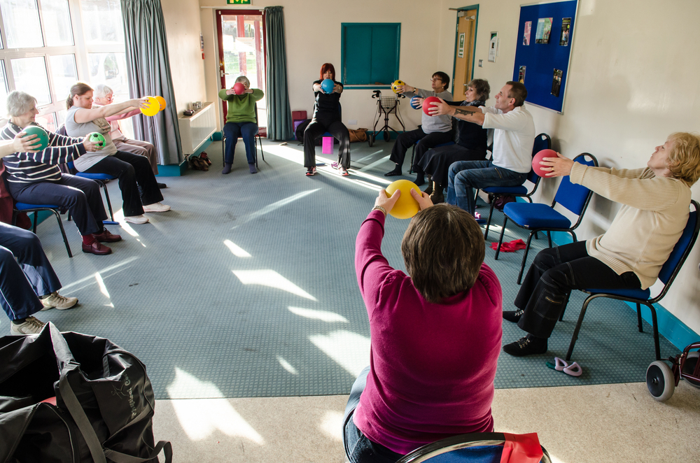 , yürüme zorluğundan özgürlüğün kısıtlanmasına dek bir çok soruna yol açabilen MS’in tedavisinde, erken teşhisin yanında ‘kişiye özel ve hedefe yönelik tedavi’ seçenekleriyle çok önemli başarılar sağlanabildiğini vurguluyor. Etkisini beyin ve omurilikte gösteren bu hastalığa karşı toplumsal farkındalığı daha da çok arttırmak amacıyla her yıl Mayıs ayının son Çarşamba günü ‘Dünya MS Günü’ kapsamında çeşitli bilinçlendirme faaliyetleri gerçekleştiriliyor. Ülkemizde son yıllarda toplumsal farkındalık artışıyla birlikte MS’in giderek erken evrede teşhis edilebildiğini belirten Nöroloji Uzmanı Prof. Dr. Ayşe Sağduyu Kocaman, 29 Mayıs Dünya MS Günü kapsamında hastalık hakkında bilinmesi gereken 9 önemli noktayı anlattı, önemli uyarılar ve önerilerde bulundu. 
