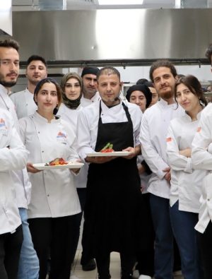 Gastronomi öğrencileri kıdemli şeften uygulamalı eğitim