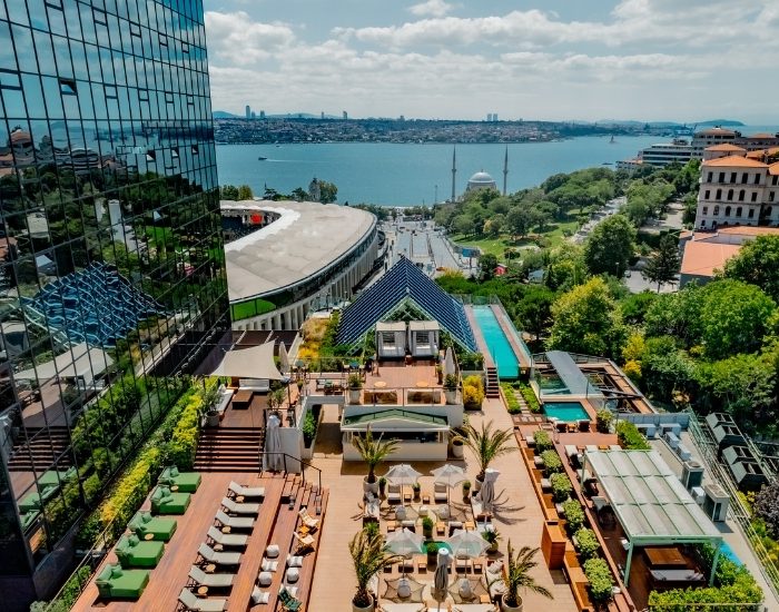 The Roof’dan boğaza uzanan sonsuzluk havuzu