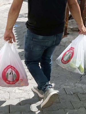 Bir ton sebze dağıttı