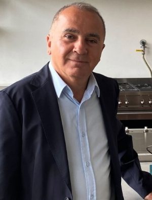 Korkmaz, düğün sezonunda en çok çatal-kaşık-bıçak takımı sattı
