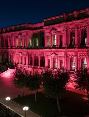 Çırağan Palace Kempinski İstanbul pembeye boyandı