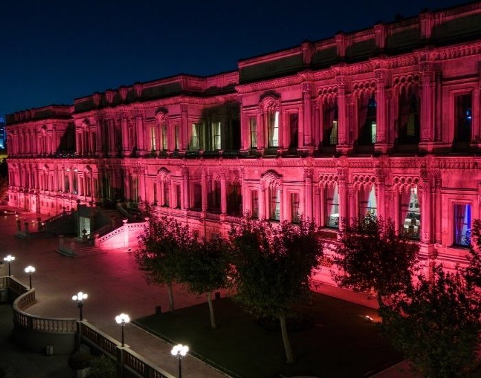 Çırağan Palace Kempinski İstanbul pembeye boyandı