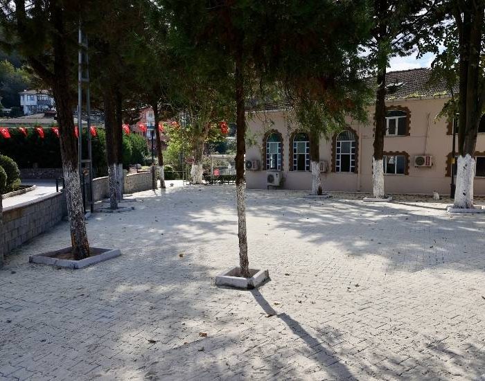 Tarihi Dereseki Camisi’ne taziye alanı