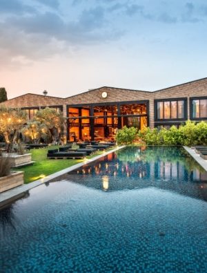 Yeni yılı 90’lar teması ile kutluyor