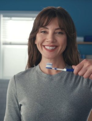 Gökçe Bahadır klinik beyazlıkla tanışıyor