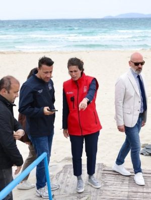 Çeşme plajları yaza hazırlanıyor