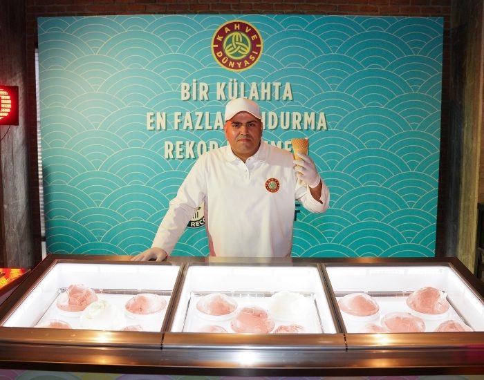 Rekora imza attı. Tek külahta 132 top dondurma