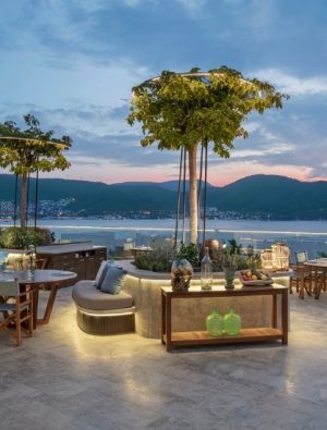 Ezi’de taverna geceleri