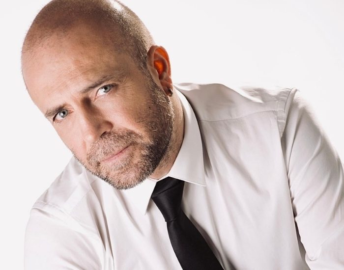 Karamsar sözlerin yanında her zaman bir çıkış yolu bir umut olduğunu müziğin sihirli gücüyle anlatmayı amaç edindim