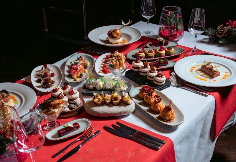 Hilton İstanbul Bomonti’de yılbaşı sofraları ve eğlence dolu gece