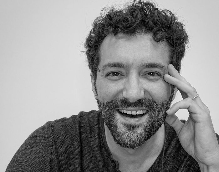 YENER ÖZER  “Sanatın her haliyle akıştayım”