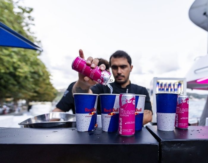 Red Bull Peach Edition yenilenen şeftali aromasıyla raflarda