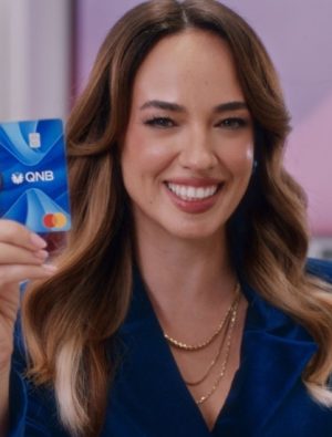 Seda Bakan, QNB’nin yeni yıl reklamında yeni kart tasarımını tanıttı