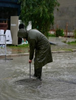Çeşme Belediyesi Yoğun Yağışa Karşı 128 Personelle Sahada