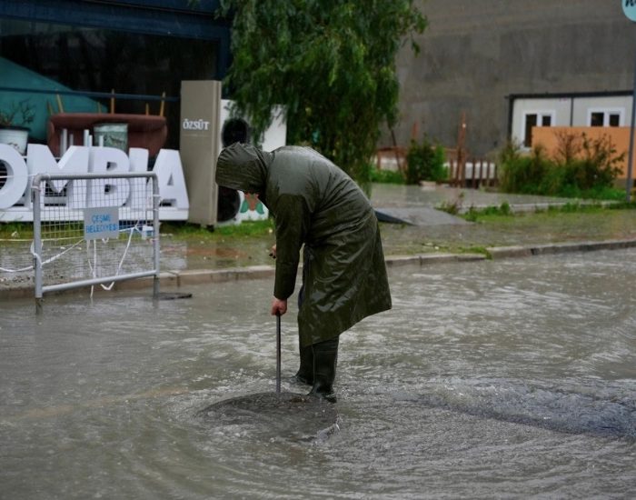 Çeşme Belediyesi Yoğun Yağışa Karşı 128 Personelle Sahada