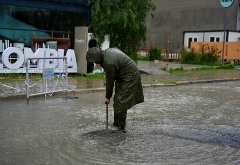 Çeşme Belediyesi Yoğun Yağışa Karşı 128 Personelle Sahada