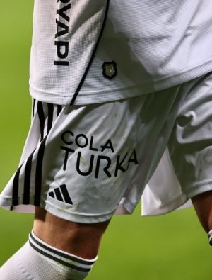 Cola Turka, Beşiktaş’a “Efsane Sponsor” Olarak Geri Döndü
