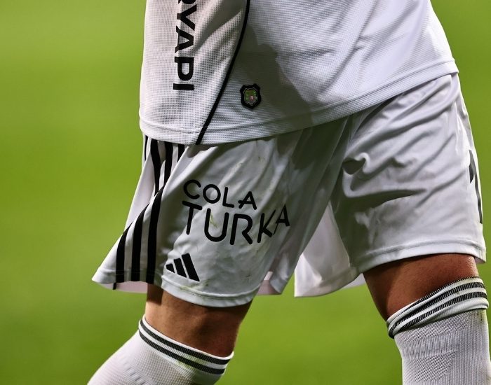 Cola Turka, Beşiktaş’a “Efsane Sponsor” Olarak Geri Döndü